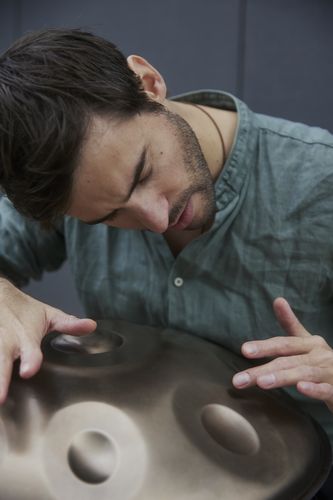 Lorenz Schmidt mit Handpan