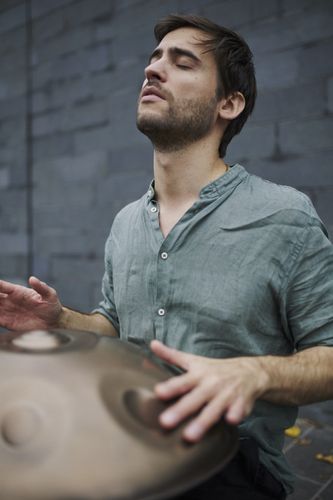 Lorenz Schmidt mit Handpan