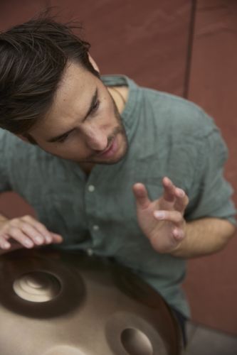 Lorenz Schmidt mit Handpan