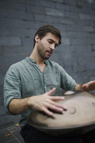 Lorenz Schmidt mit Handpan