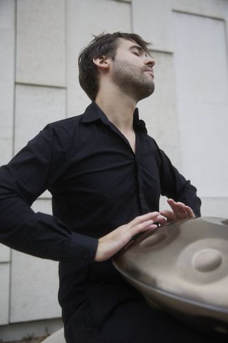Lorenz Schmidt mit Handpan