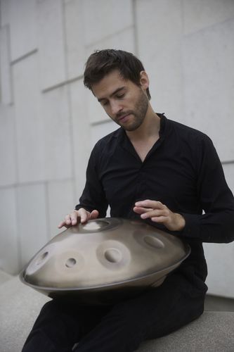 Lorenz Schmidt mit Handpan