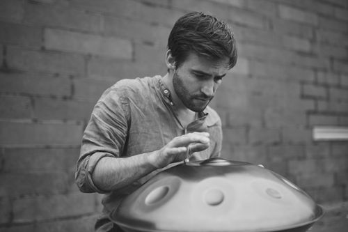 Lorenz Schmidt mit Handpan, Schwarzweiß