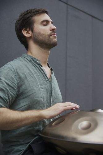 Lorenz Schmidt mit Handpan