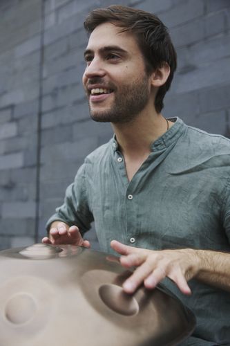 Lorenz Schmidt mit Handpan